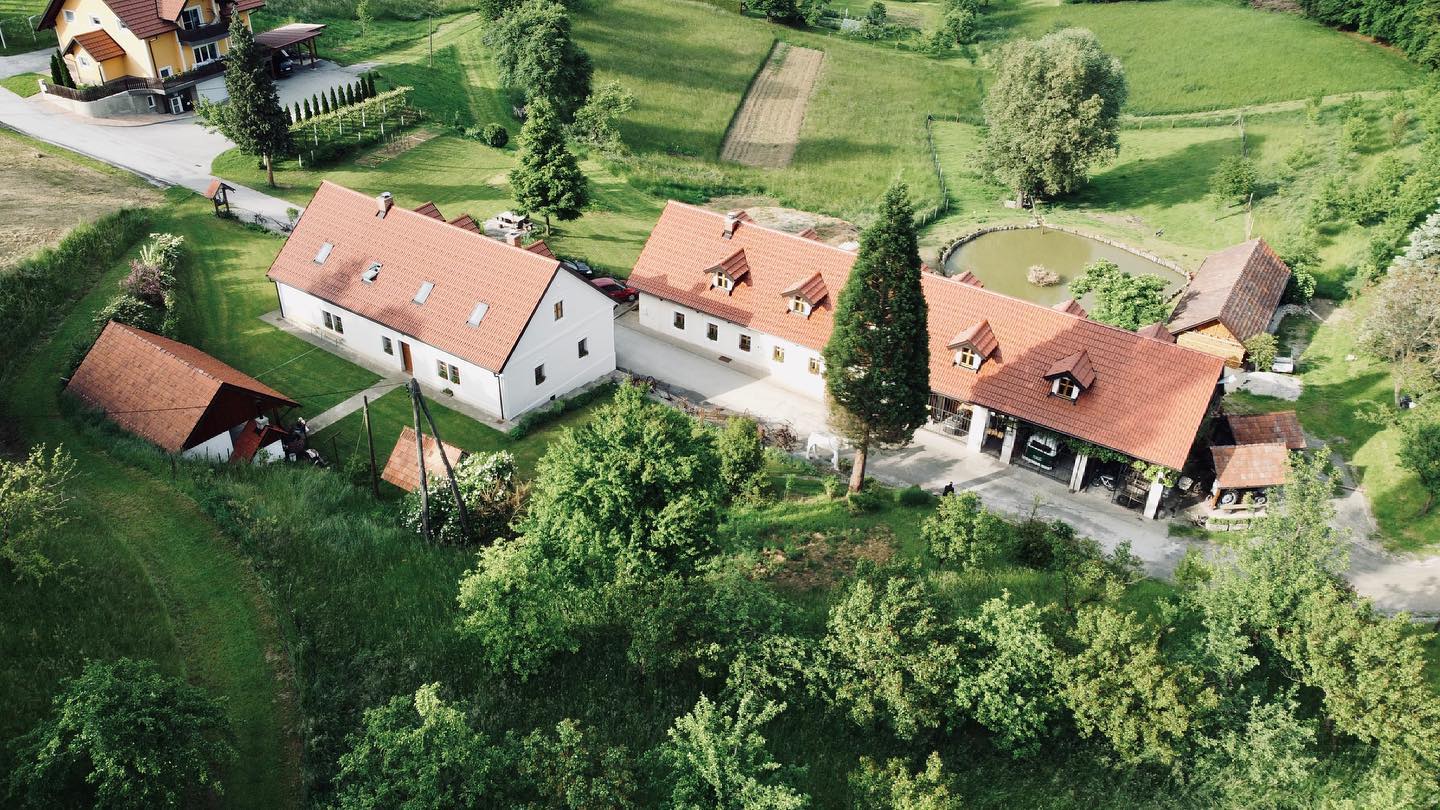 kmetija eder, sončni zahod nad vinogradi in kmečko hišo, idilična slovenska pokrajina